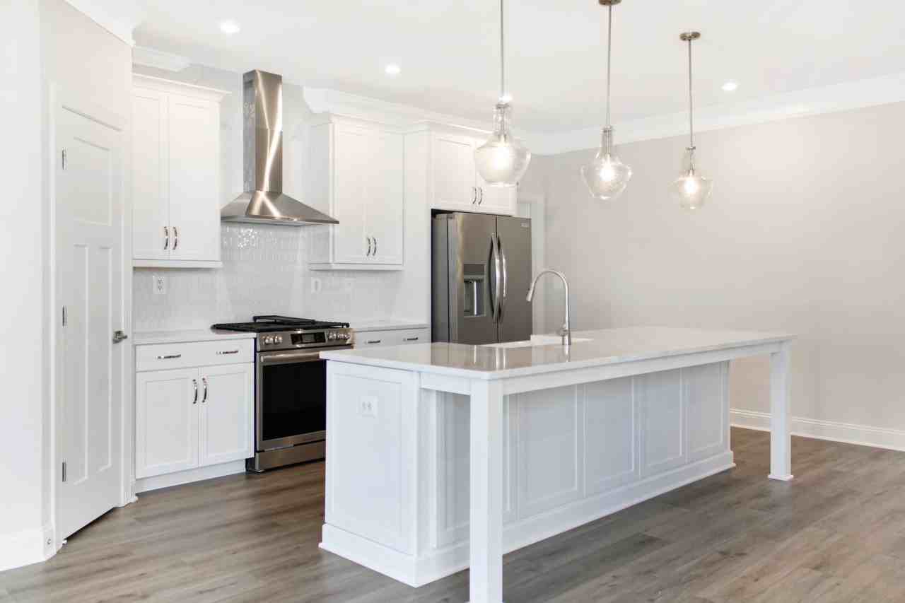 333 Bayberry Ln - Photo 3 of 24