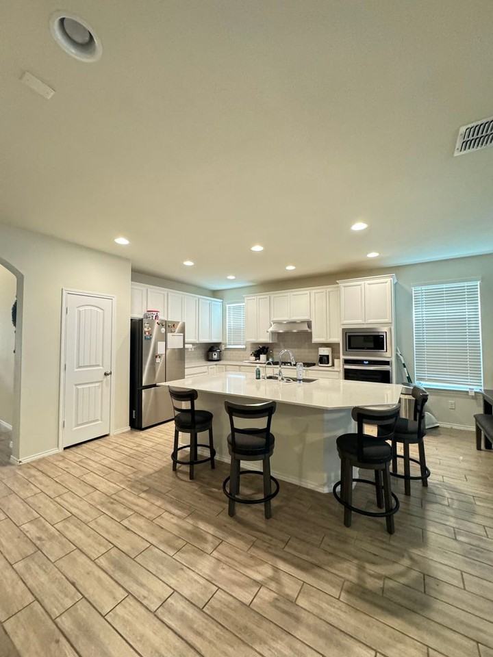 12514 Thrall - Photo 2 of 26