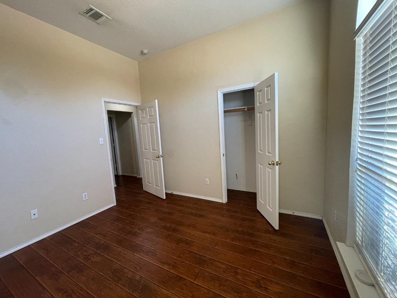 221 Sardius Boulevard - Photo 2 of 10