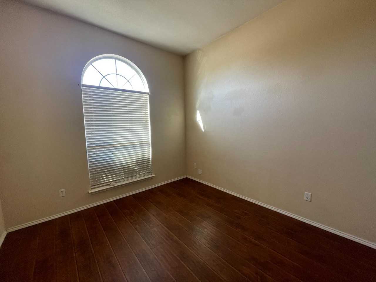 221 Sardius Boulevard - Photo 3 of 10