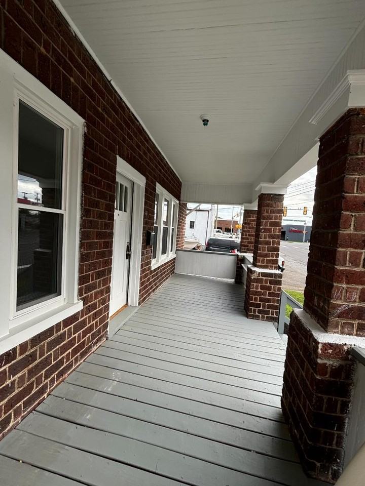 110 N Pollard St - Photo 3 of 10