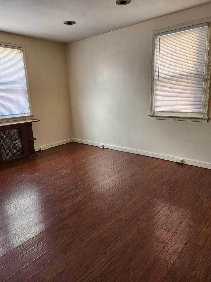 1622 Murdoch Road - Photo 3 of 9