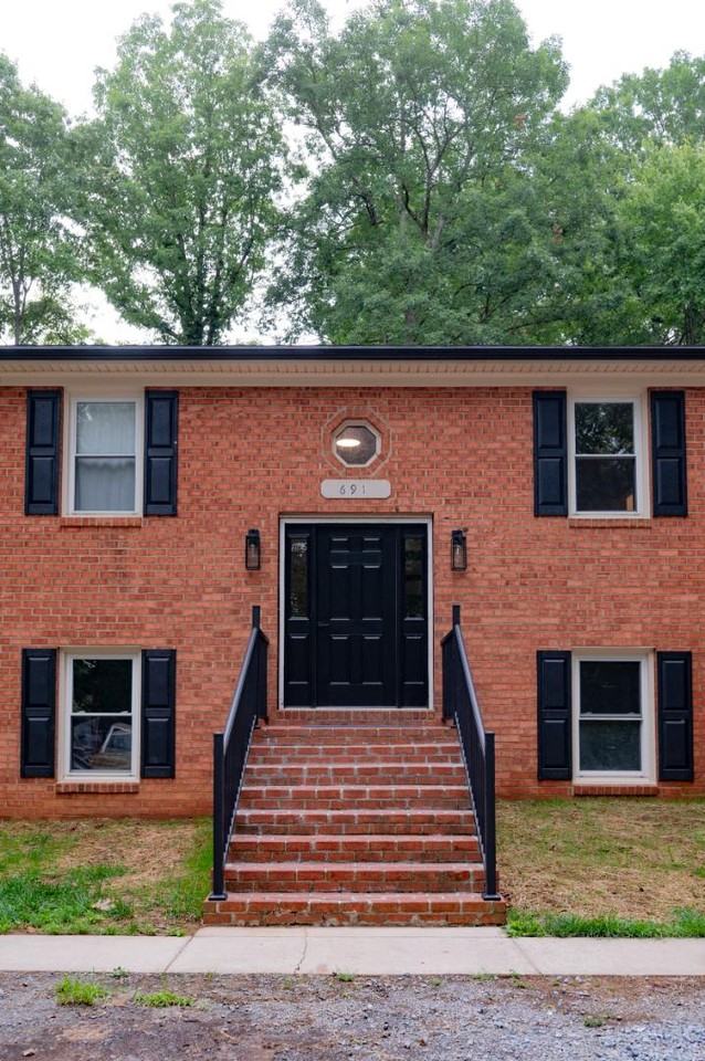 691 Timberlake Dr - Photo 2 of 4