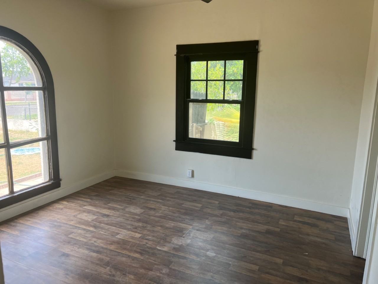 425 N 17th Dr - Photo 2 of 3