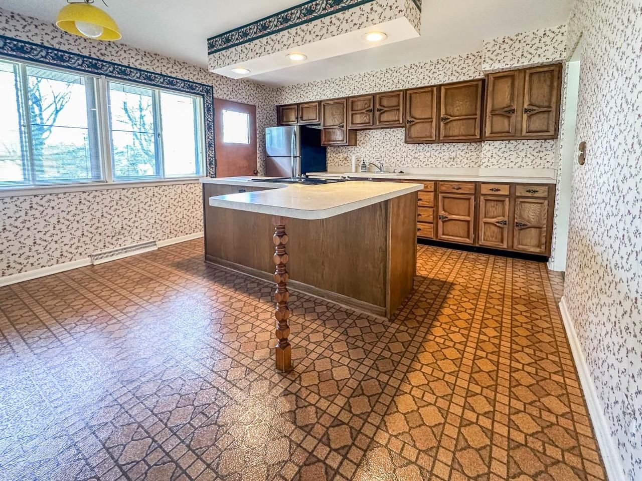 820 Iris Lane - Photo 2 of 10