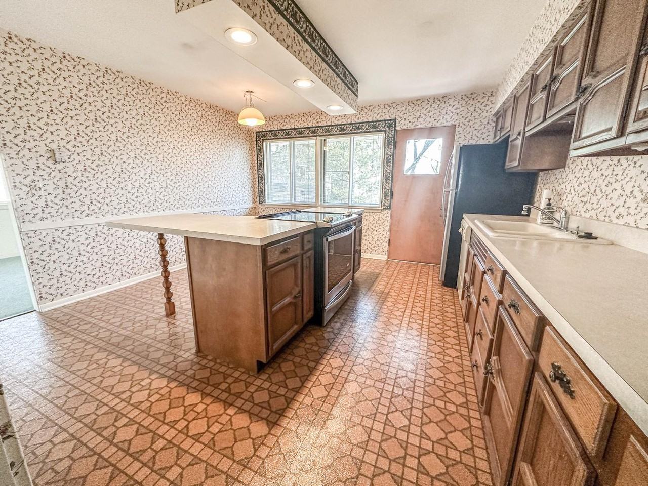 820 Iris Lane - Photo 3 of 10
