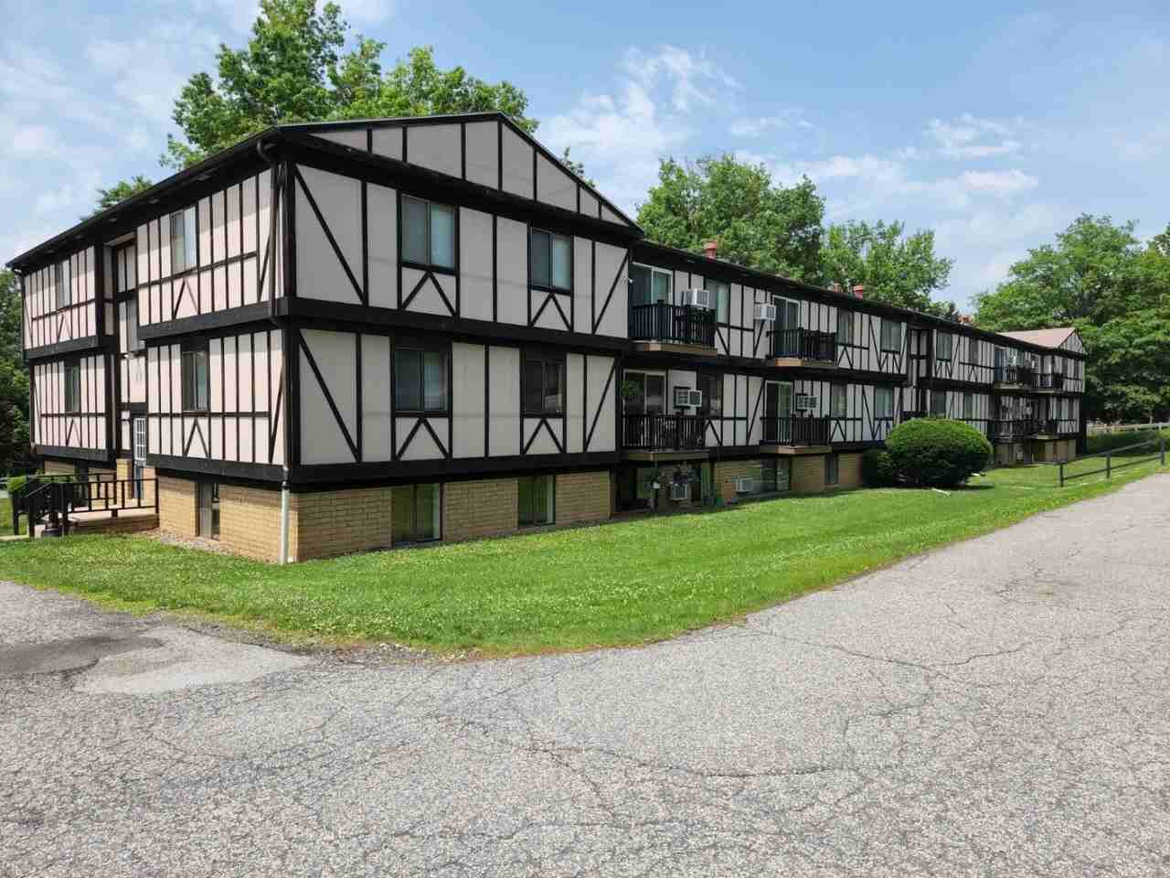 Carriage Hills Apts - Photo 3 of 18