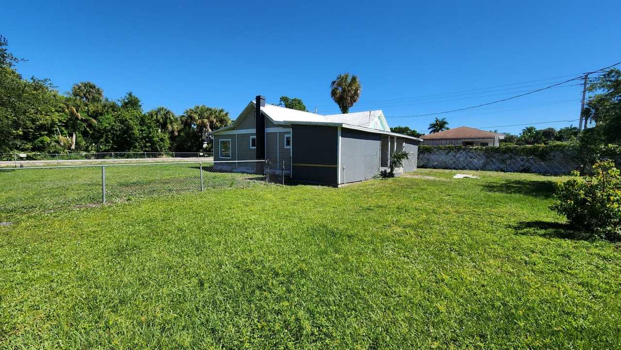 453 Solana St - Photo 3 of 4