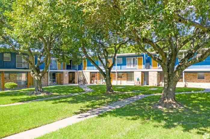 1305 Memorial Apartments - Photo 2 of 34