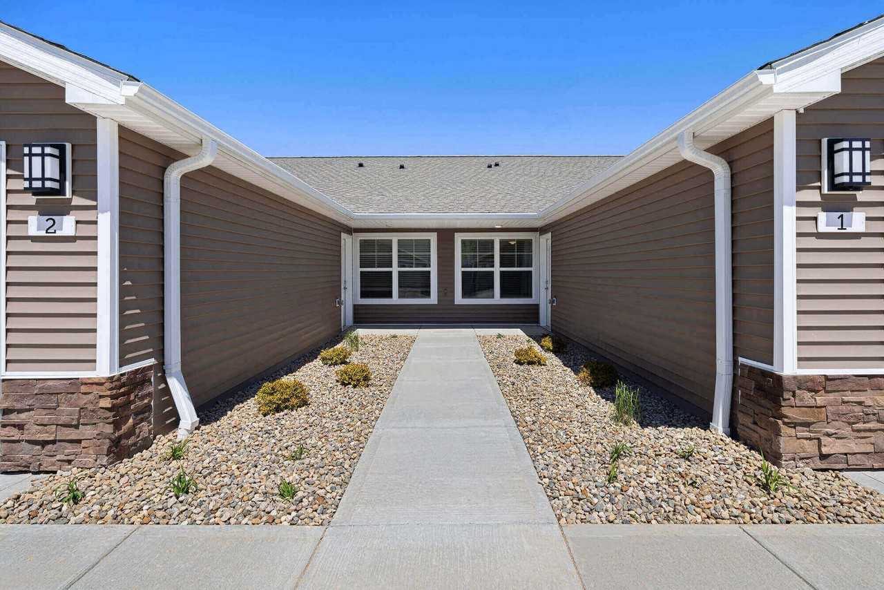 Redwood Vandalia - Photo 2 of 8