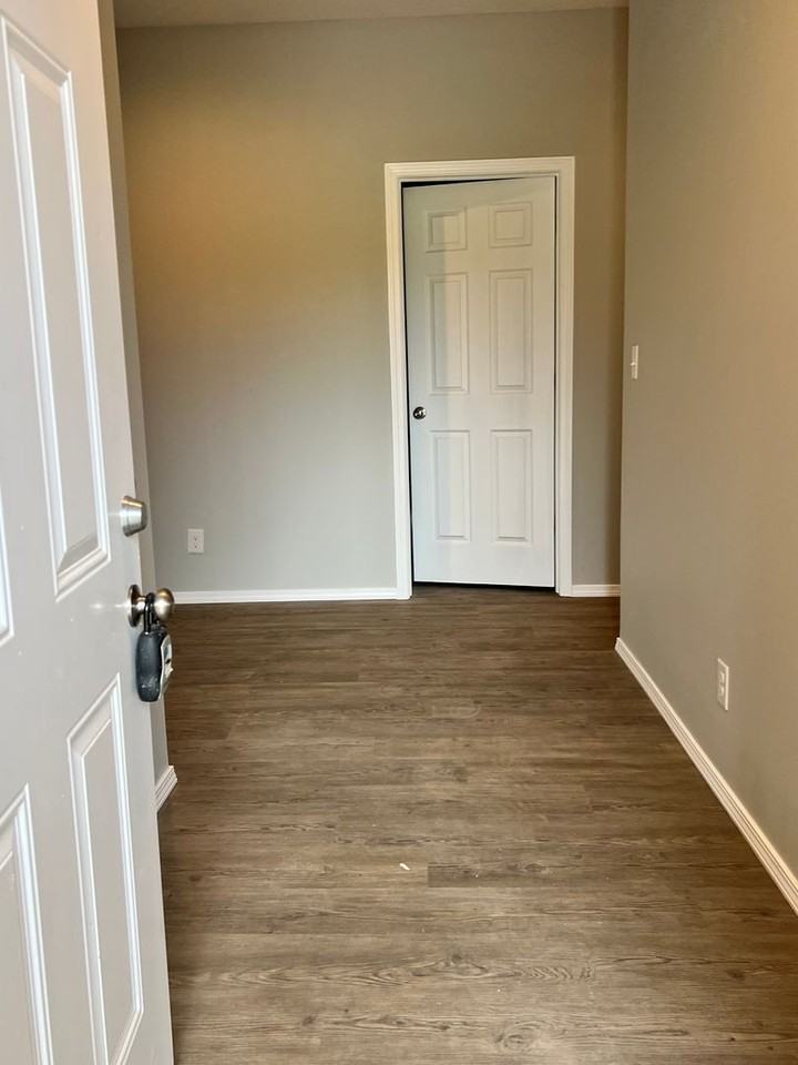 1080 S Mission Ave - Photo 2 of 18