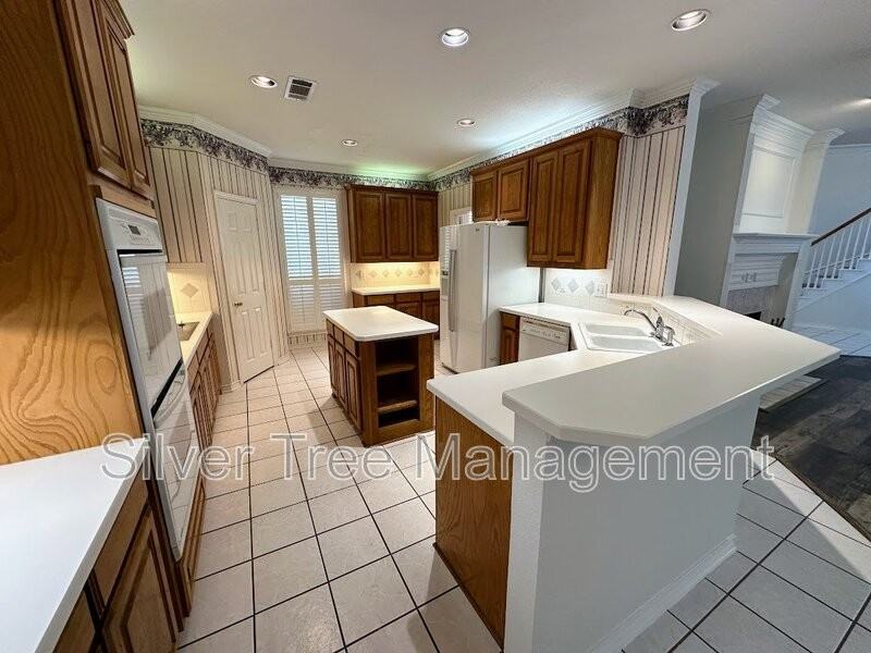 3200 Blenheim Ct - Photo 4 of 47