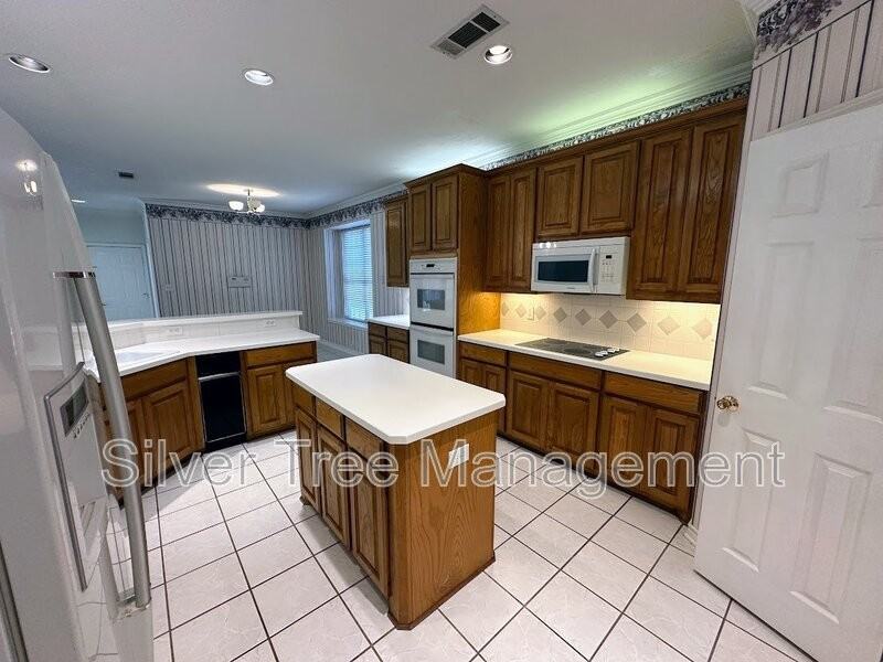 3200 Blenheim Ct - Photo 6 of 47