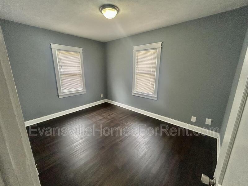 933 Stanley Ave - Photo 2 of 6