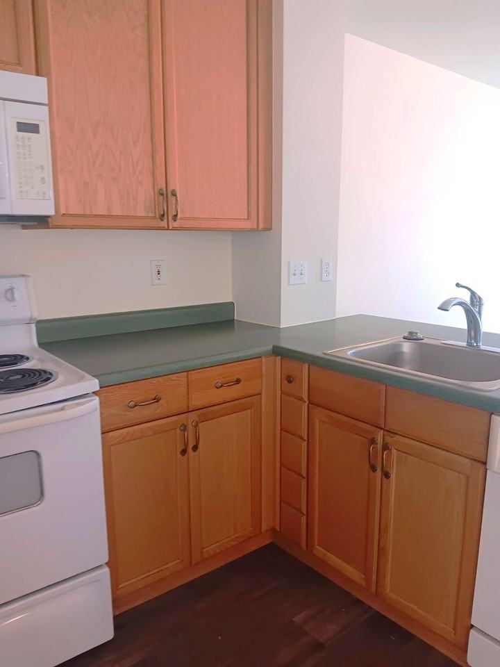 1634 Manitou Blvd - Photo 6 of 18