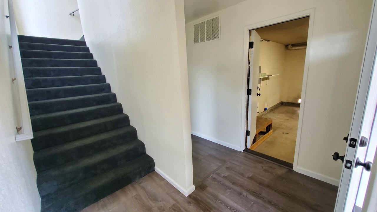 574 Skyline Dr - Photo 3 of 34