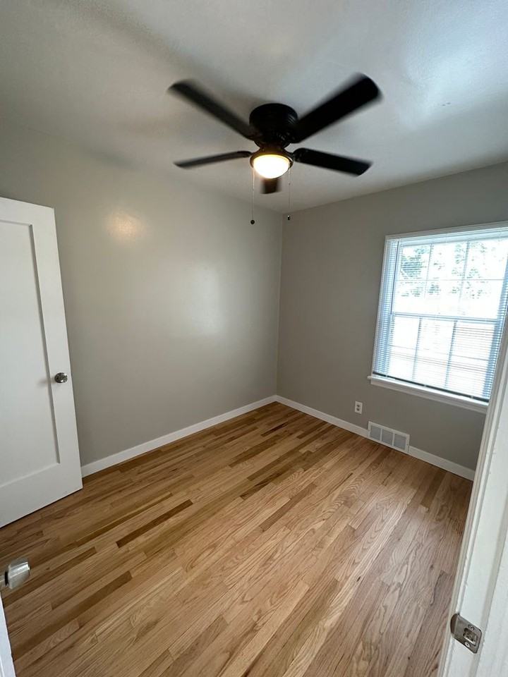 1612 E 17th St - Photo 5 of 7