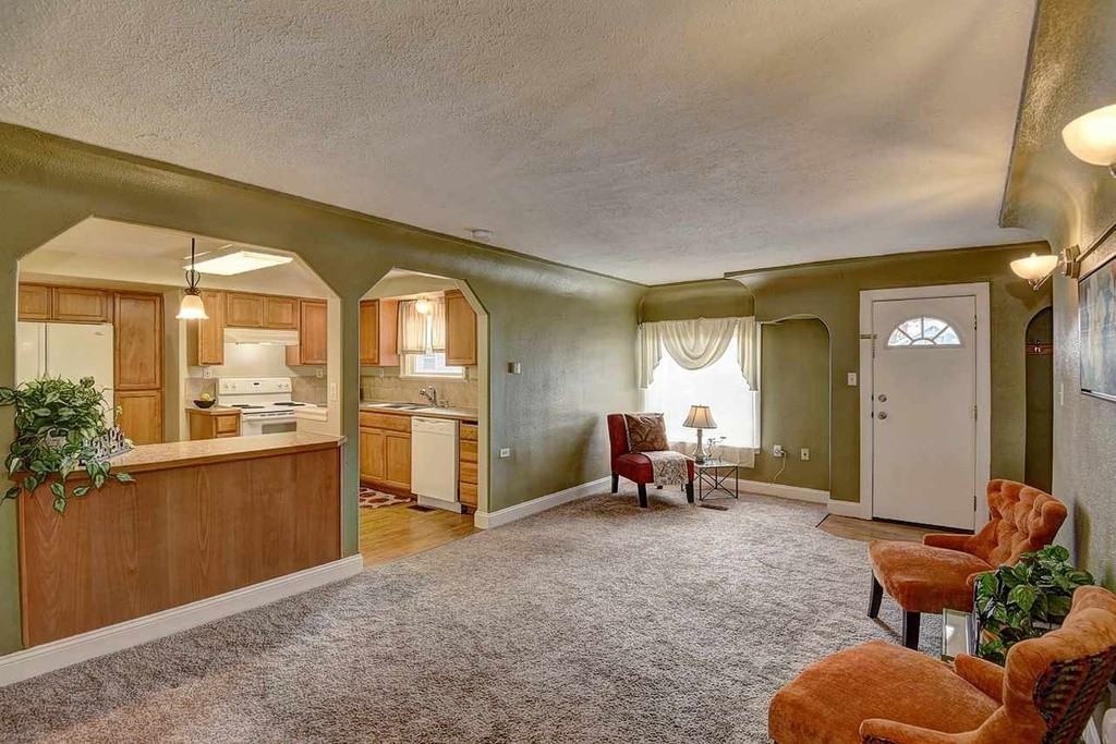 1214 W Chelan Ave - Photo 3 of 16