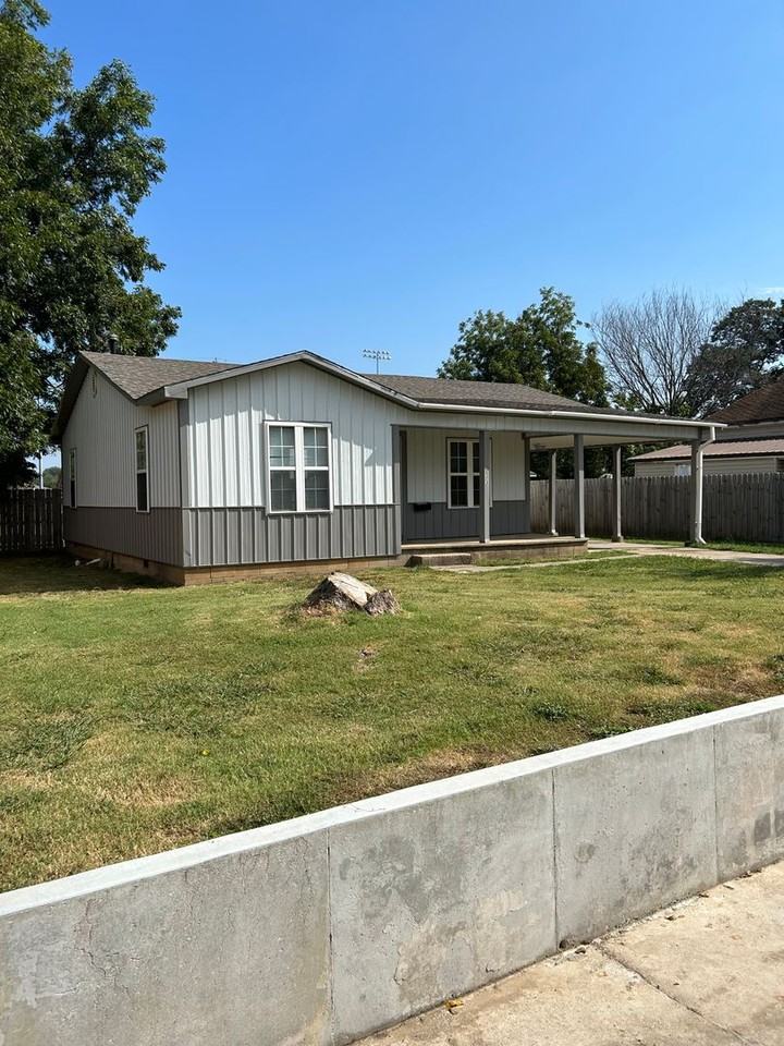 523 W Chestnut St - Photo 2 of 32