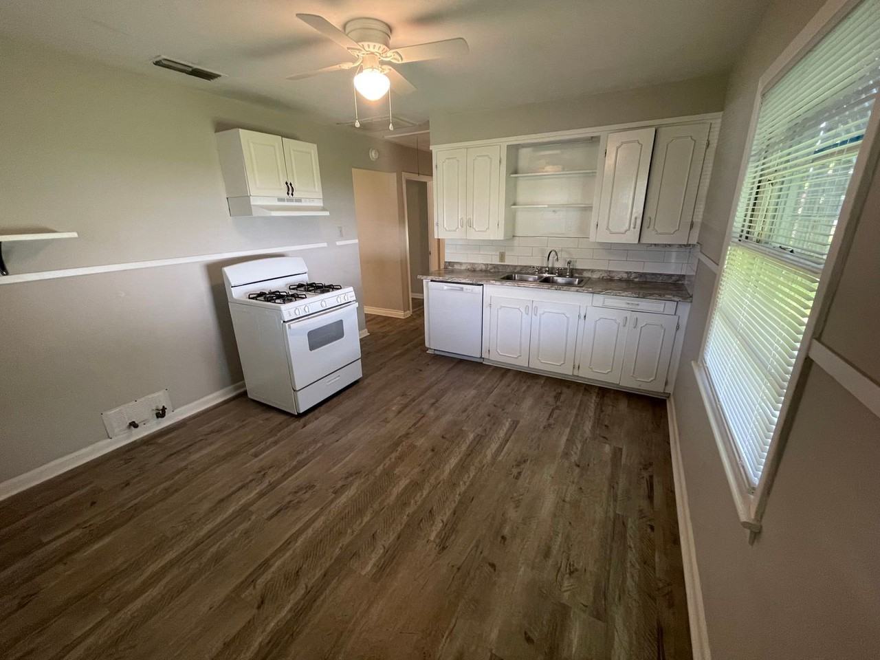 909 Princeton Ave - Photo 6 of 14