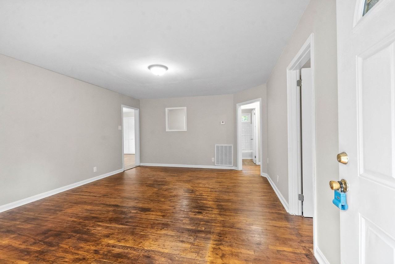 240 Robert St - Photo 3 of 23