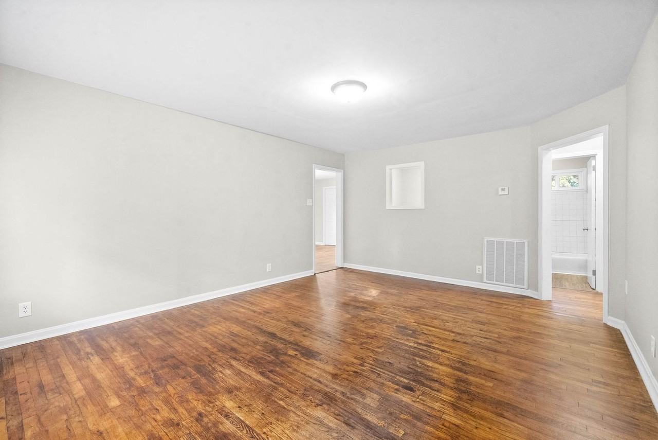 240 Robert St - Photo 4 of 23