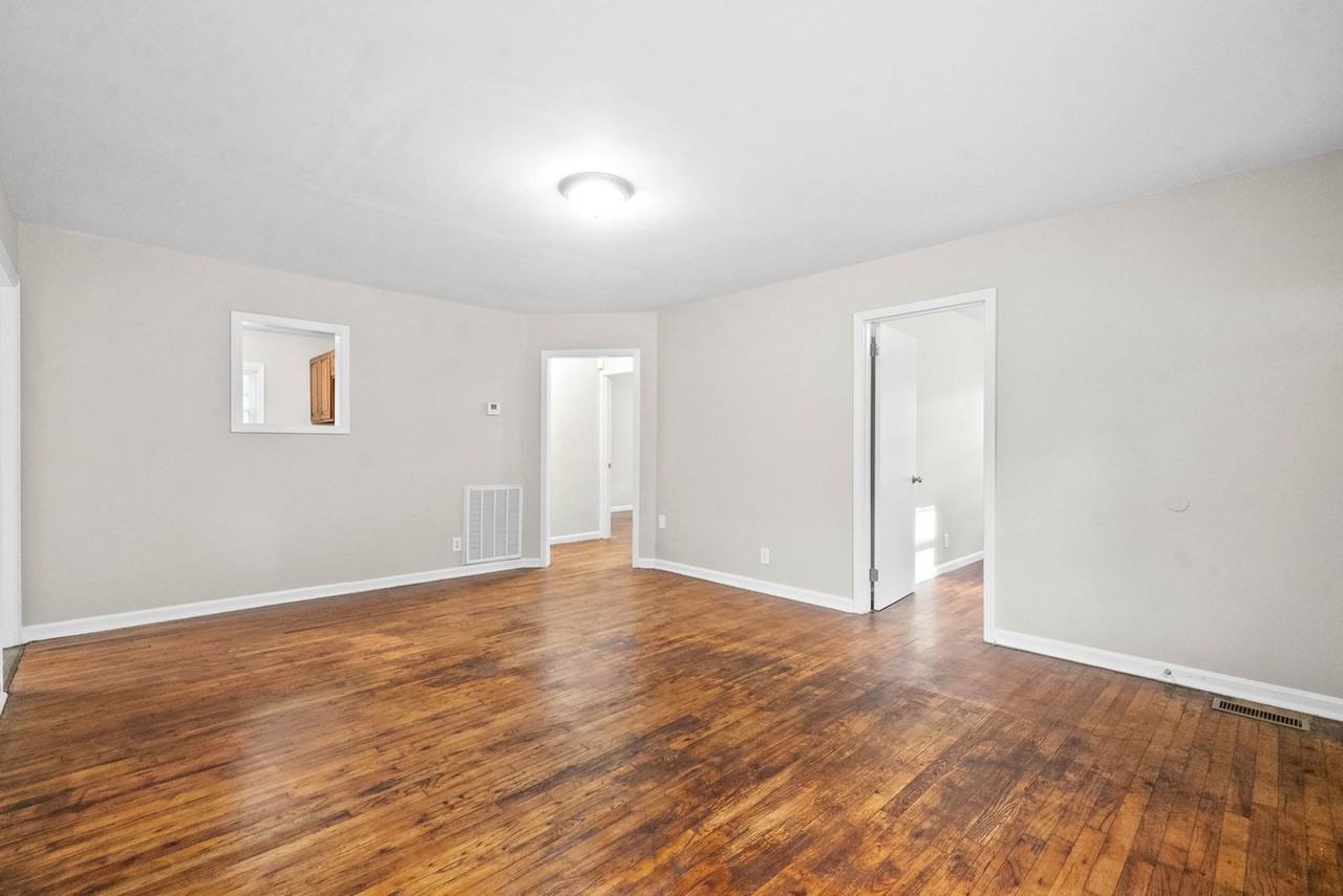 240 Robert St - Photo 5 of 23