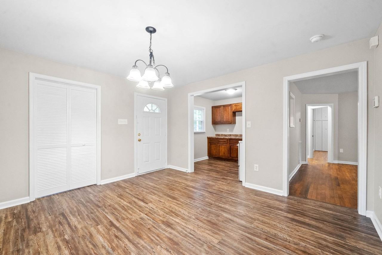 240 Robert St - Photo 6 of 23