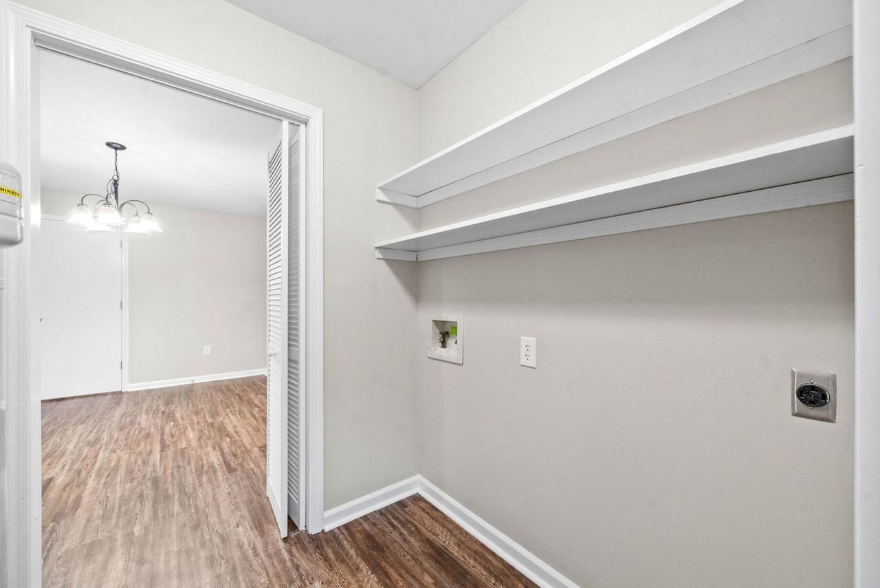 240 Robert St - Photo 7 of 23