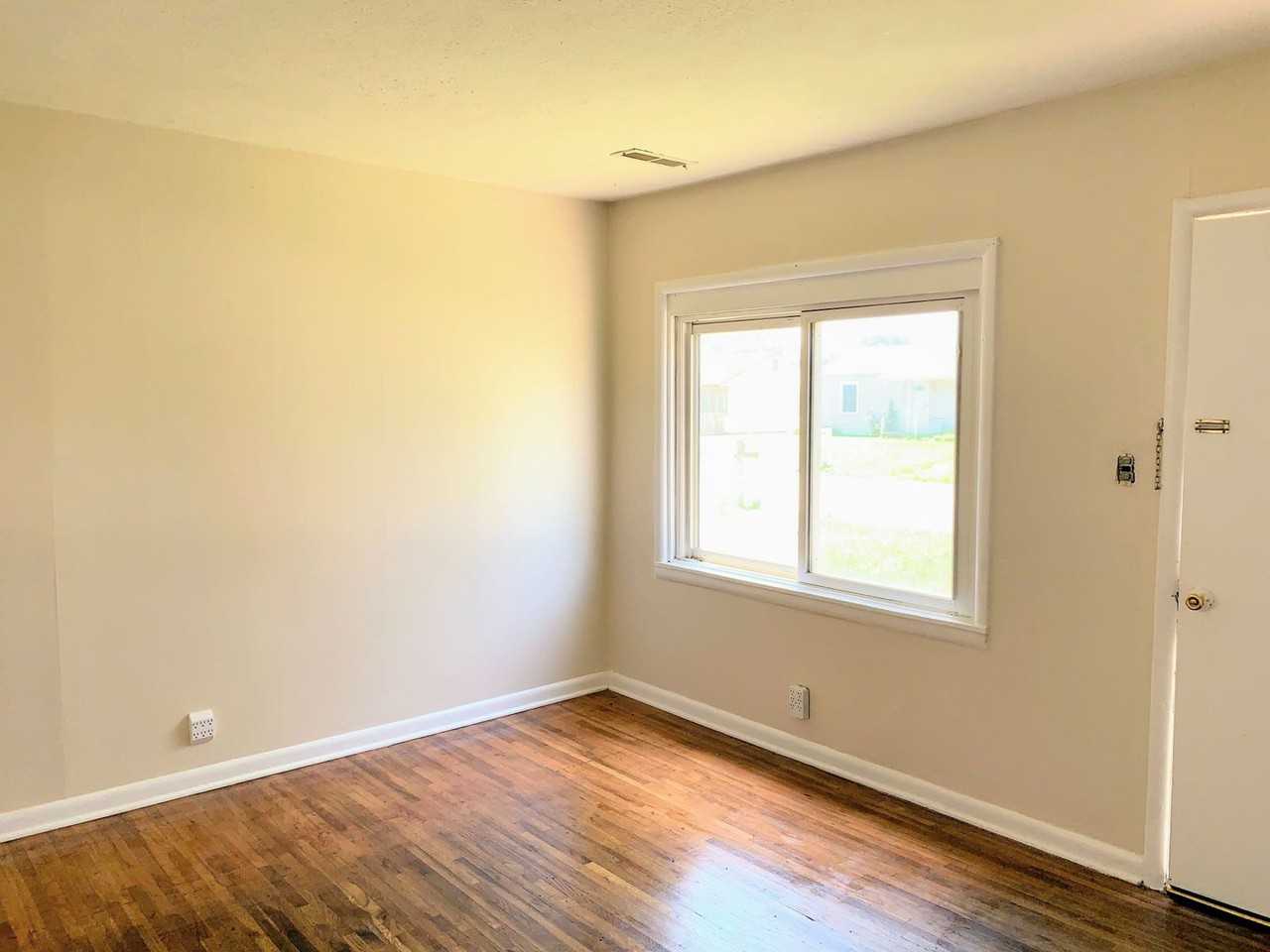 1720 E 2nd Ave - Photo 4 of 16