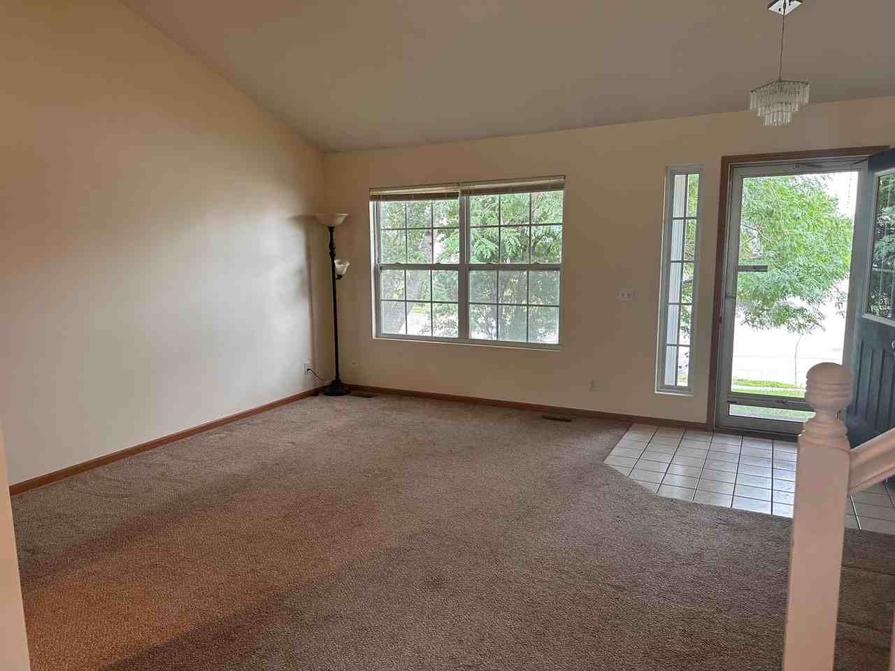 2706 Spring Blvd - Photo 3 of 26