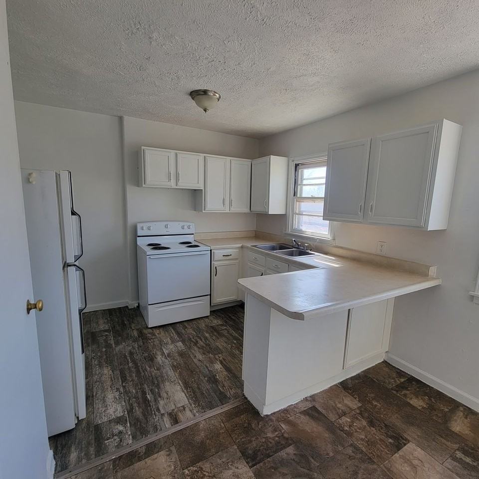 1228 26th St - Photo 2 of 8