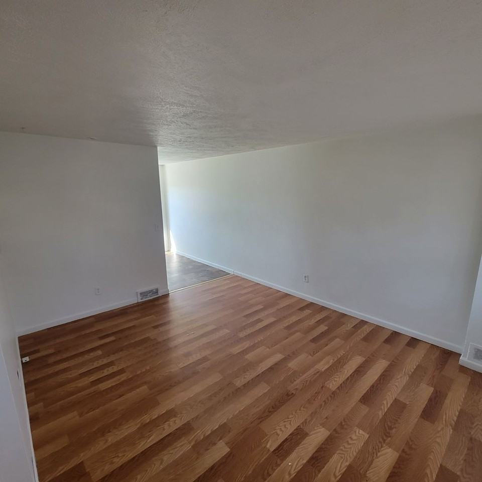 1228 26th St - Photo 3 of 8