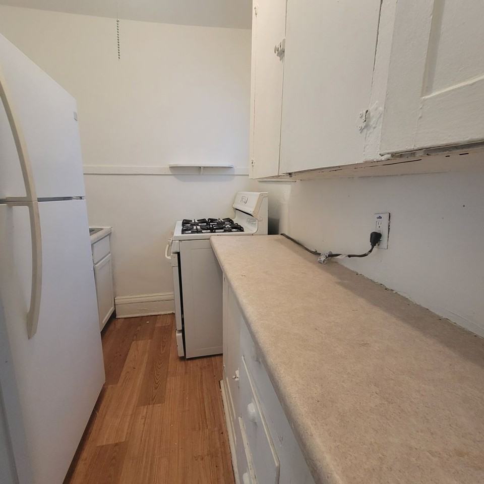 RENT SUX - 1612 W 17TH ST - Photo 2 of 6