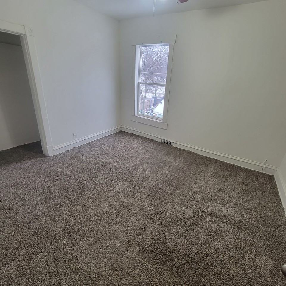 RENT SUX - 1612 W 17TH ST - Photo 3 of 6