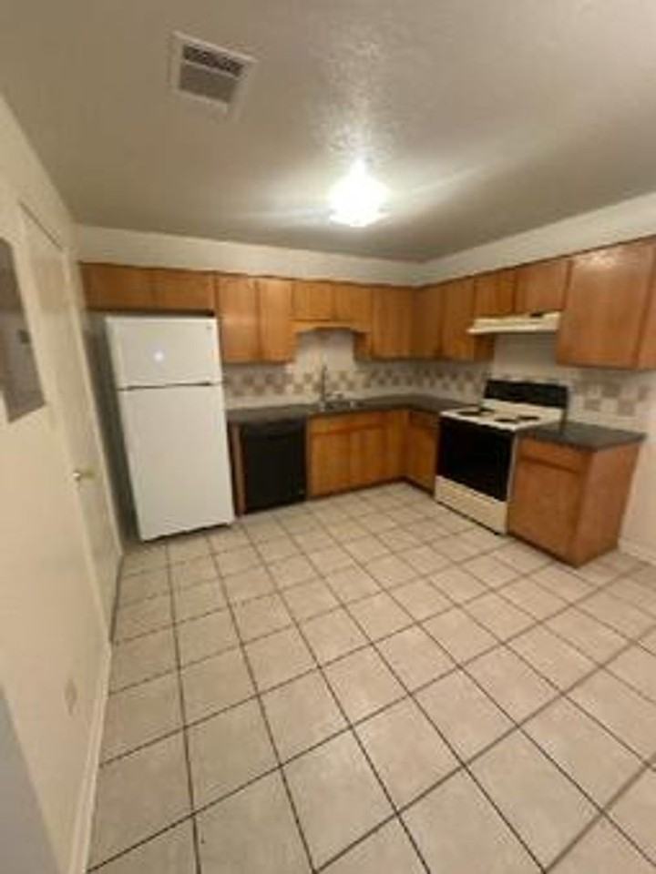 3005 Cantabrian Dr - Photo 3 of 8