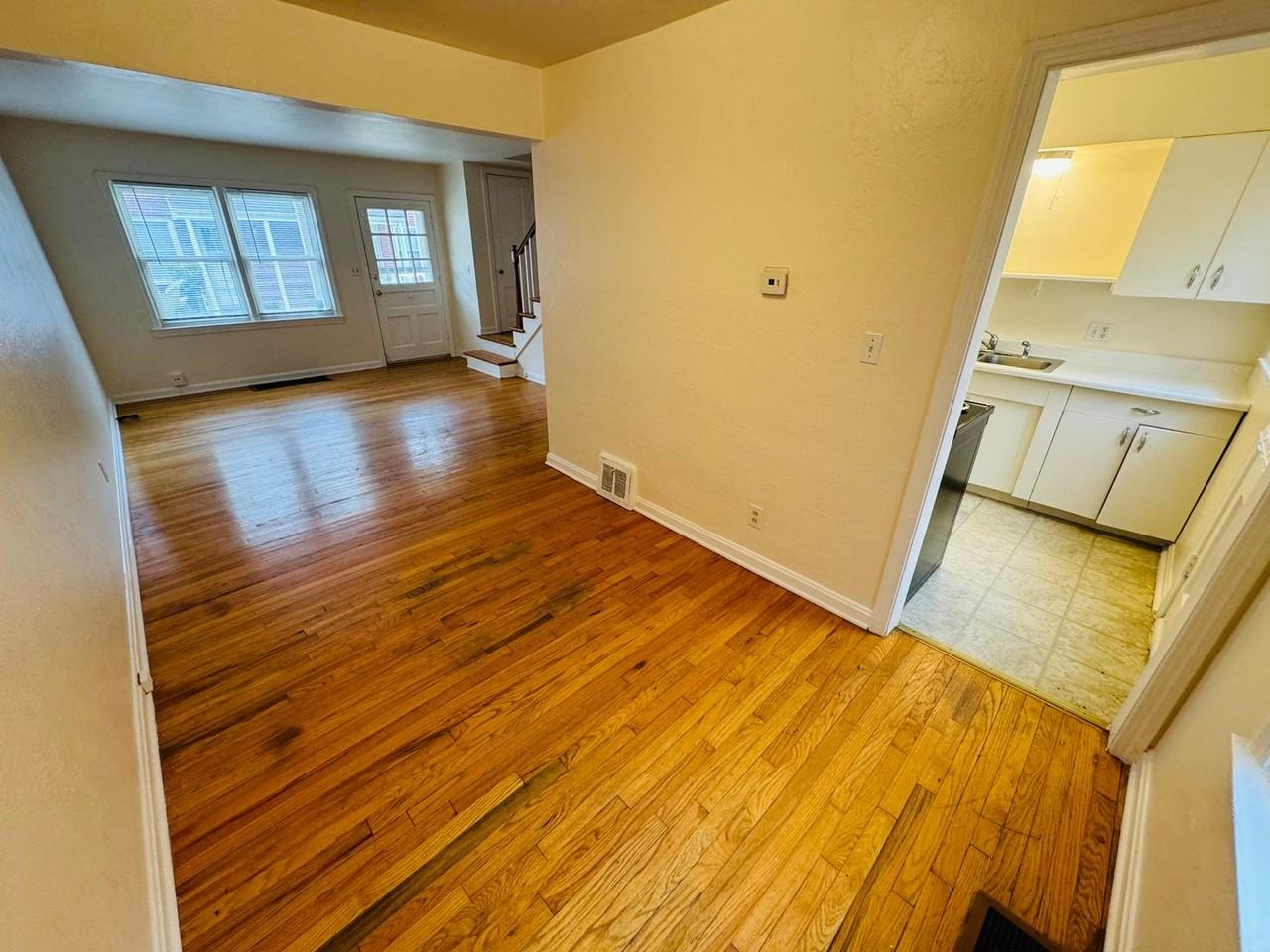 Vermont Courts Apartments - Photo 3 of 13