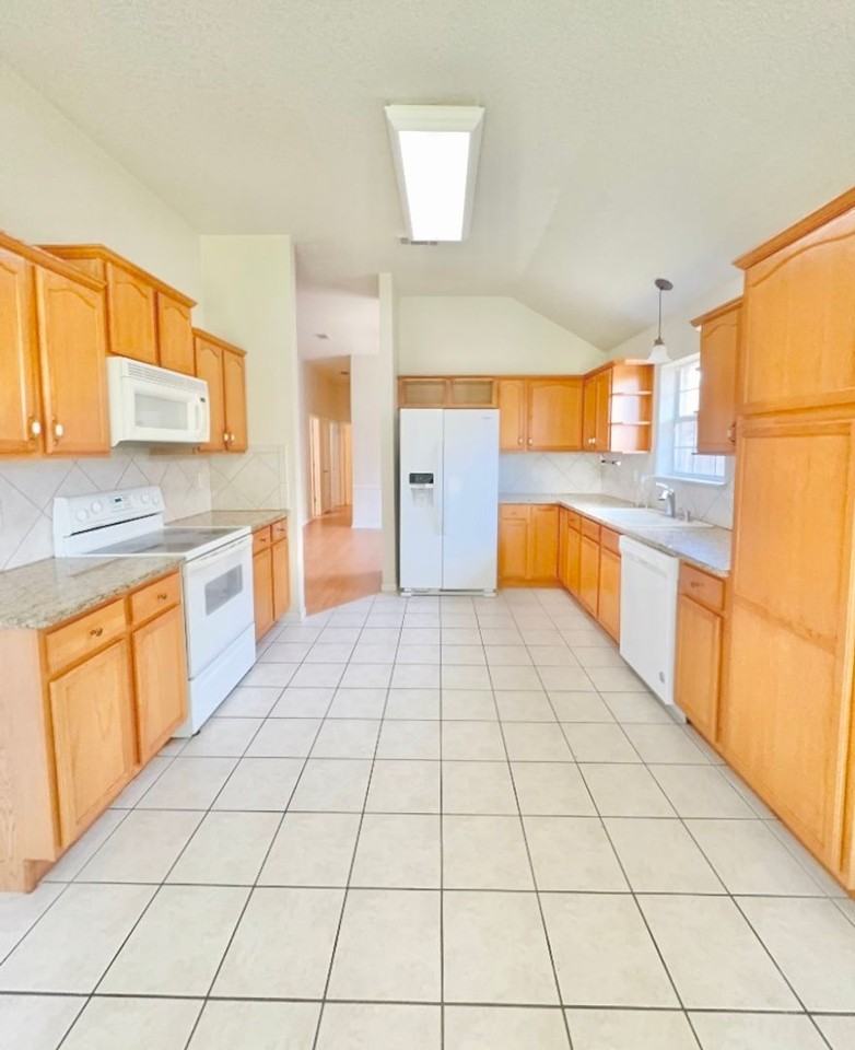2032 Stonehenge Dr - Photo 2 of 14