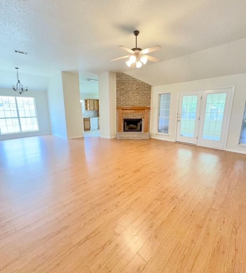2032 Stonehenge Dr - Photo 3 of 14