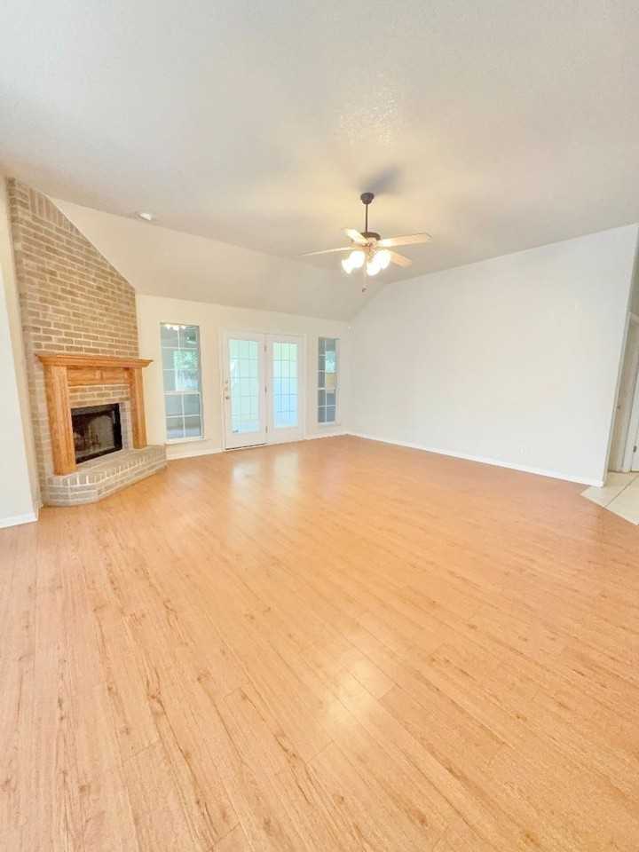 2032 Stonehenge Dr - Photo 4 of 14