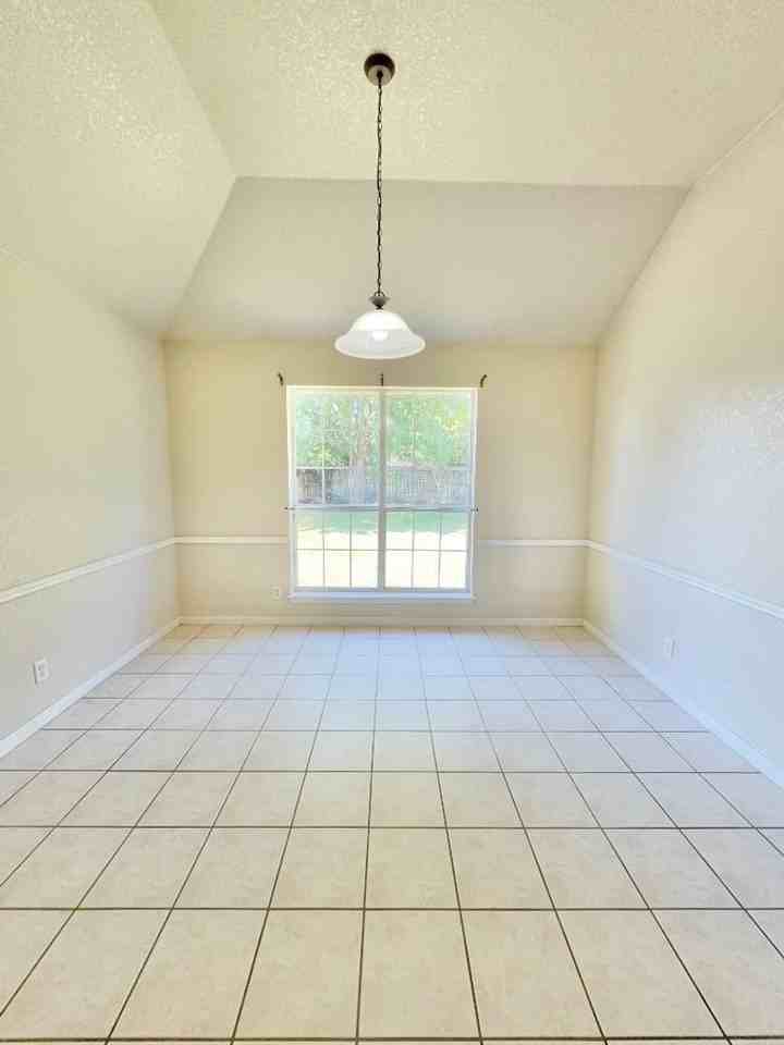 2032 Stonehenge Dr - Photo 5 of 14