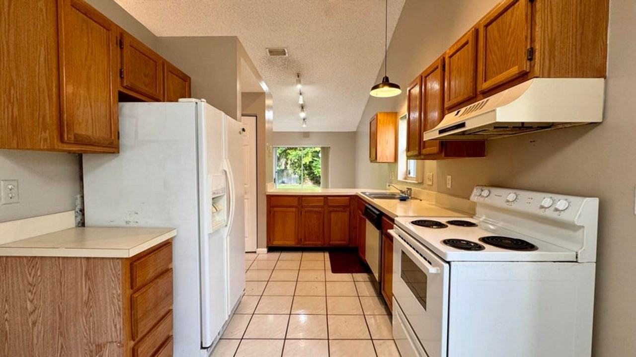 1081 New Parkview Pl - Photo 2 of 19