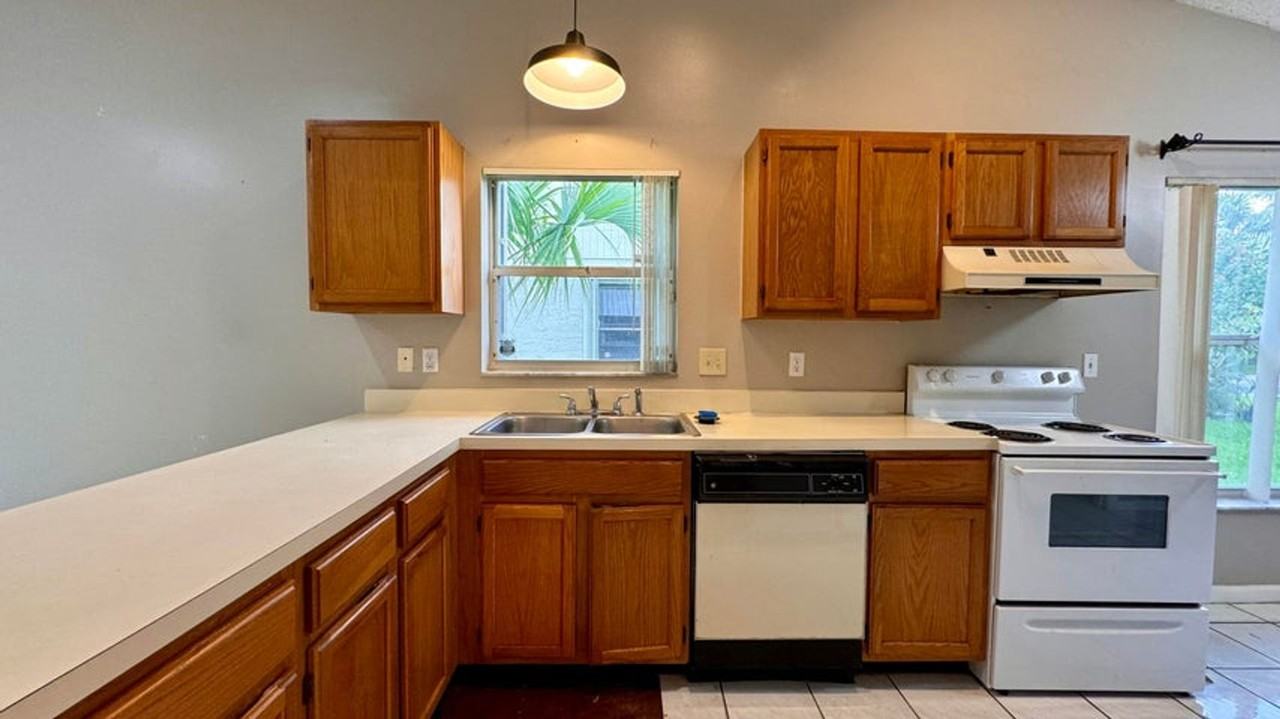 1081 New Parkview Pl - Photo 3 of 19