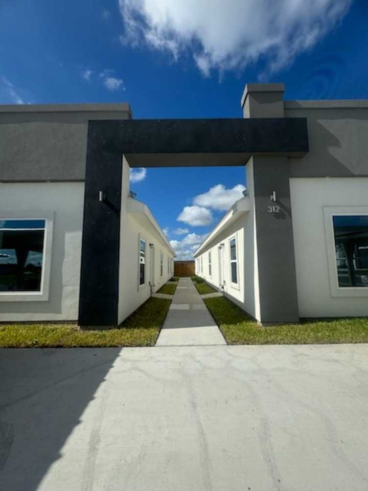 312 W Campeche Ave - Photo 2 of 12