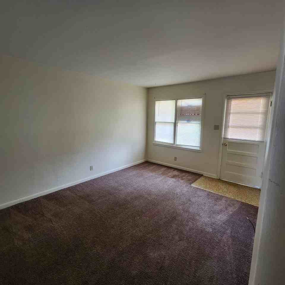 1042 S Nebraska Ave - Photo 3 of 12