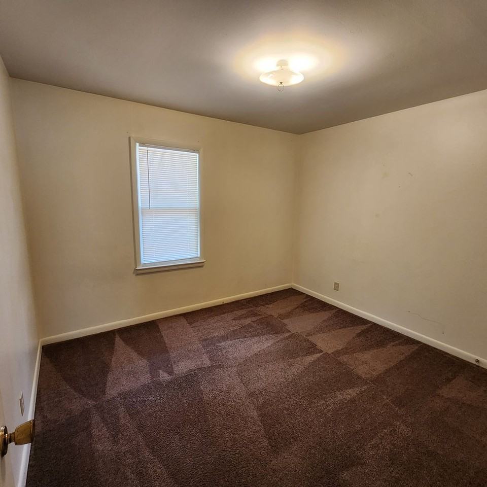 1042 S Nebraska Ave - Photo 7 of 12