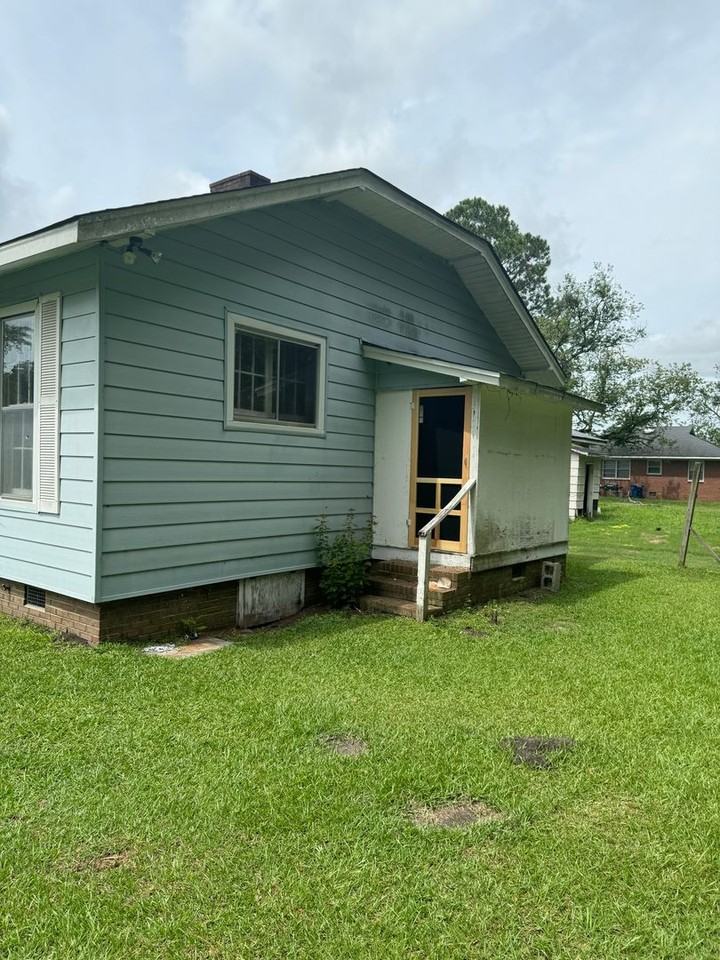 1235 Ferndale Ln - Photo 3 of 14