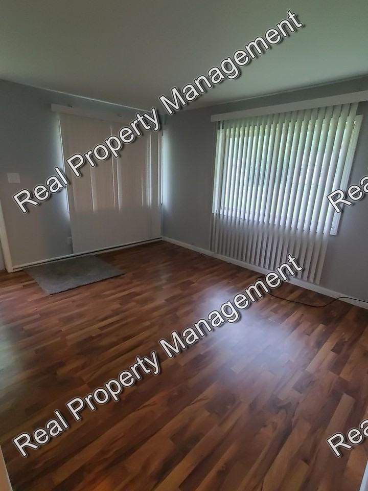 7813 White Oak Ln - Photo 2 of 15