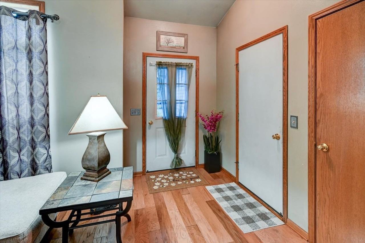 1214 Carpenter St - Photo 3 of 24