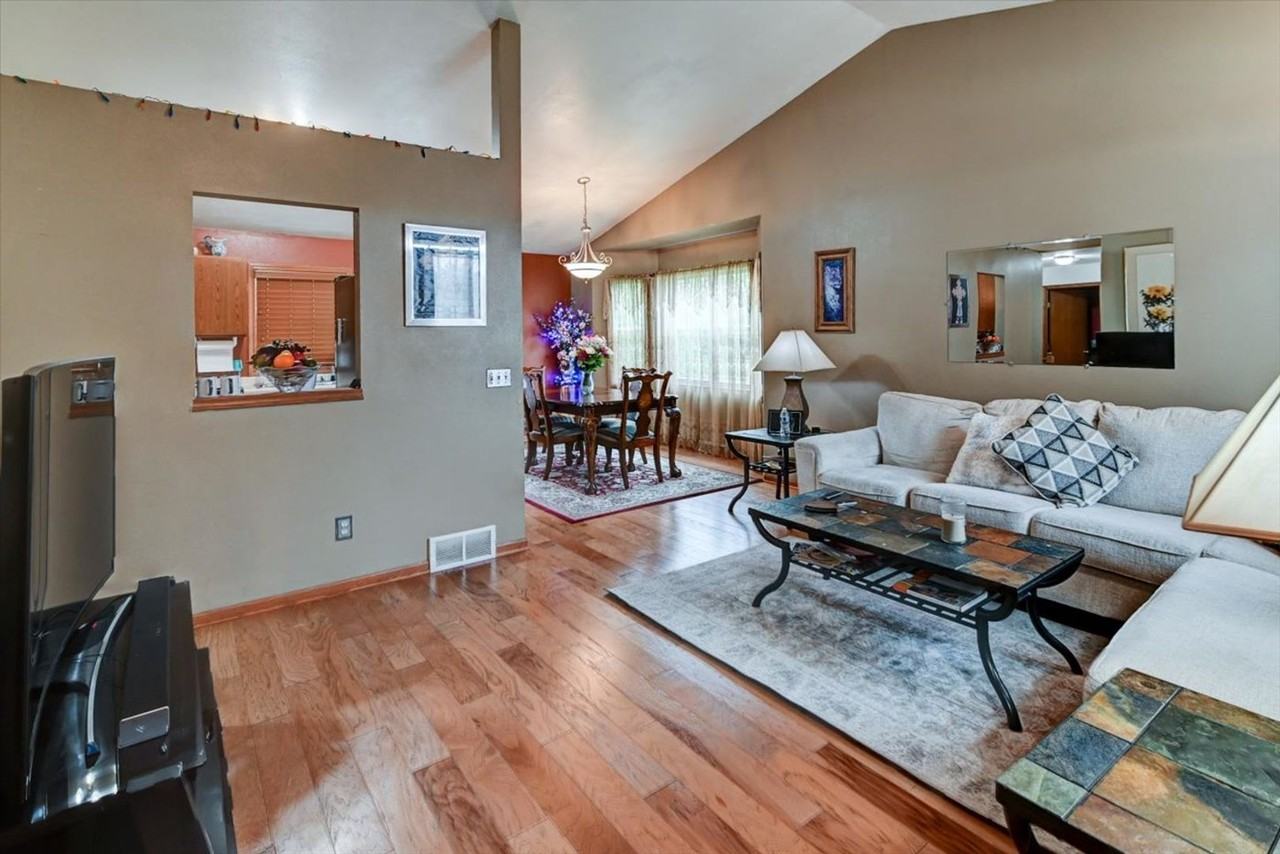 1214 Carpenter St - Photo 4 of 24